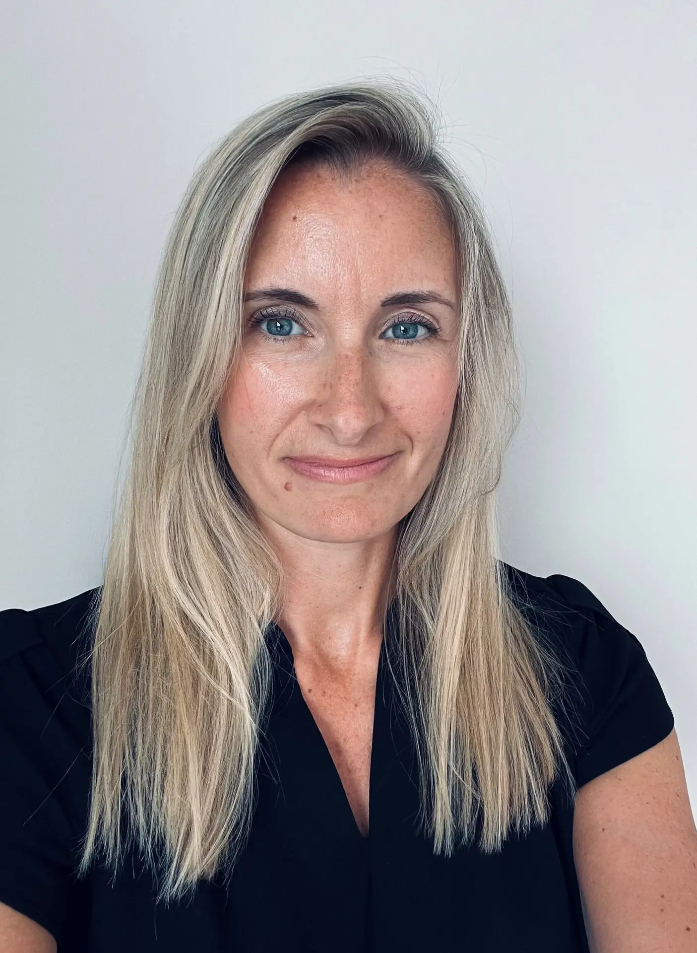 Head and shoulders shot of Alyson Donaldson against grey backdrop